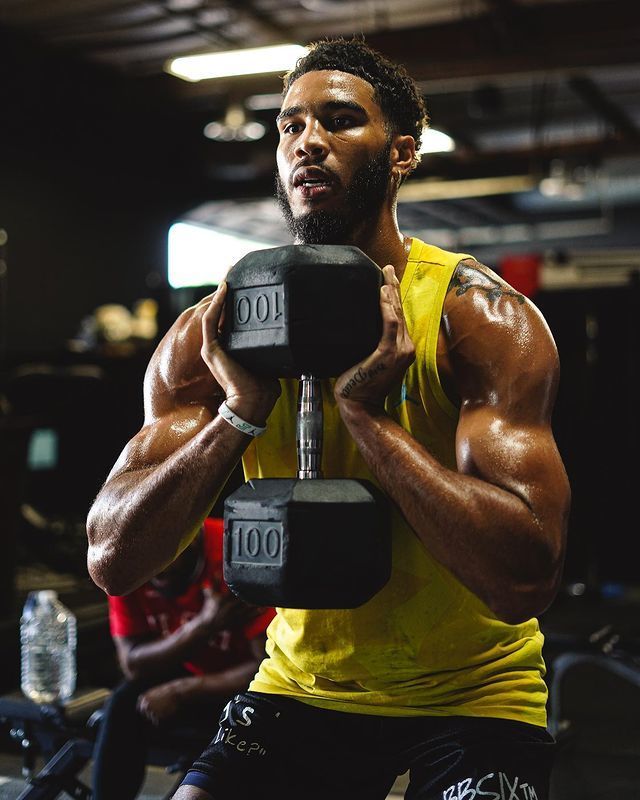 阿斯顿维拉训练开放日，国际比赛日调整名单引欢呼，欧超杯在即，纪律约束更严格(欧超杯赛程2425赛季)